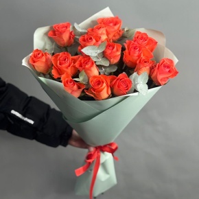 Букет из 15 морковных роз с эвкалиптом (50 см) в Лосино-Петровском
