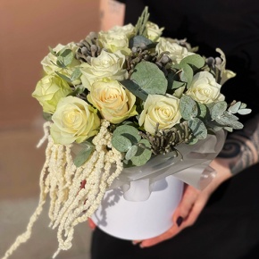 Композиция в шляпной коробке "Чудное мгновение" из 13 роз, эвкалипта, брунии и амарнтуса в Лосино-Петровском