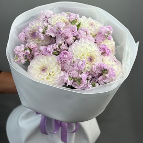 Букет "Чарующий" из георгин и ароматных маттиол в Лосино-Петровском