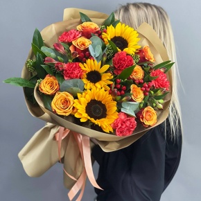 Букет "Ричи" из подсолнухов, альстромерий, гиперикума, роз, скиммии и диантусов в Лосино-Петровском