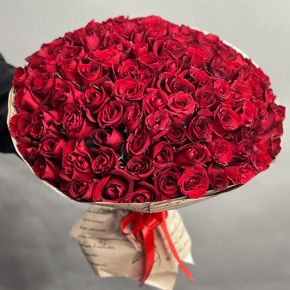 Букет 101 красная роза Кения в крафте (50 см) в Лосино-Петровском