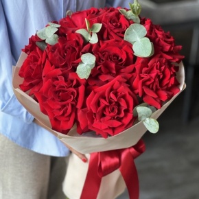Букет "Красная пантера" из 13 роз Эквадор и эвкалипта в Лосино-Петровском