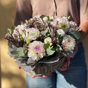 Композиция в корзине "Сюзи" из георгин, эустом и капса в Лосино-Петровском