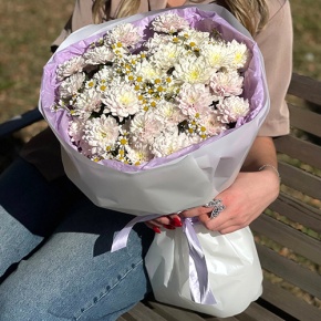 Букет "Нежный взгляд" из кустовых хризантем и ромашек в Лосино-Петровском