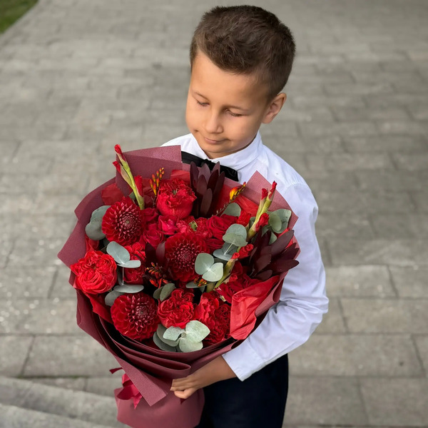 Букет с георгинами, розами и леукадендроном в Лосино-Петровском