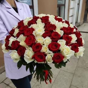 Букет из 101 красной и белой розы (50 см) в Лосино-Петровском