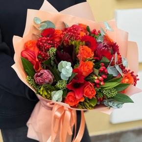 Букет "Красный закат" из калл, роз, калины, скиммии, гиперикума, сафари, гербер и капса в Лосино-Петровском