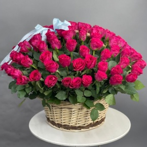Композиция в корзине из 151 малиновой розы в Лосино-Петровском