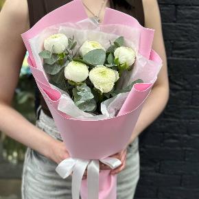 Букет-комплимент из 5 белых ранункулюсов в Лосино-Петровском