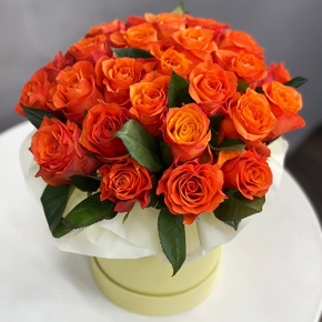 Композиция в шляпной коробке из 25 роз огненных роз в Лосино-Петровском