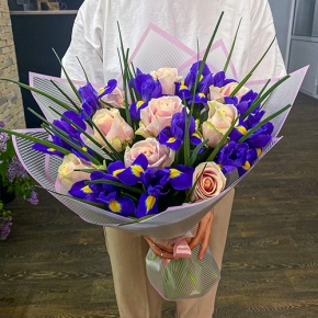 Букет из кремовых роз и ирисов в Лосино-Петровском