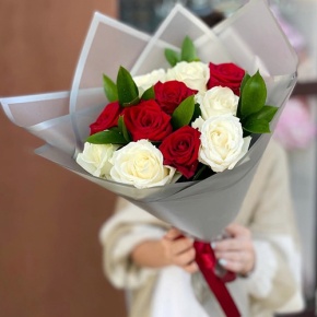 Букет "Лёд и пламя" из 11 роз и рускуса (50 см) в Лосино-Петровском
