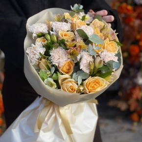 Букет "Пломбирный" из роз Аваланж, диантусов, альстромерий и эвкалипта в Лосино-Петровском