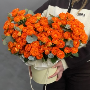 Композиция в шляпной коробке "Закат" из кустовых роз и эвкалипта в Лосино-Петровском