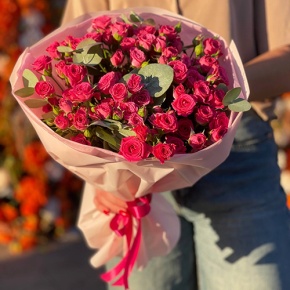 Букет из 15 кустовых малиновых роз и эвкалипта (40 см) в Лосино-Петровском