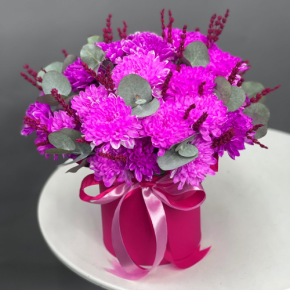 Композиция в шляпной коробке "Магия розового" из хризантем и лаванды в Лосино-Петровском