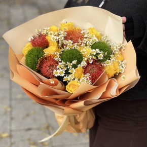Букет "Зельда" из диантусов Lux, лимонных роз, лейко и ромашек в Лосино-Петровском