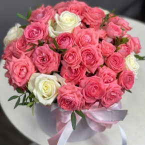 Композиция в шляпной коробке из белых и кустовых коралловых роз в Лосино-Петровском