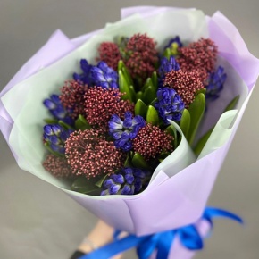 Букет "Твой яркий день" из гиацинтов и скиммии в Лосино-Петровском