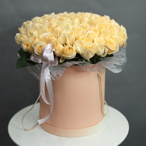 Композиция в шляпной коробке из 101 кремовой розы в Лосино-Петровском