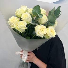 Букет белых роз с эвкалиптом (70 см) в Лосино-Петровском