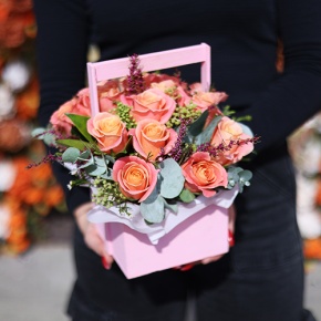 Композиция в ящике из роз Мисс Пигги и капса в Лосино-Петровском