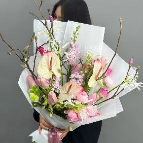 Авторский букет с антуриумами, ранункулюсами и цветущими ветками магнолии в Лосино-Петровском