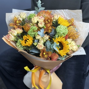 Букет "Сочиняй мечты" из подсолнухов, лейко, вибирнума, орхидей, калл, кустовых роз и талинума в Лосино-Петровском