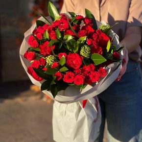 Букет "Всё возможно" из кустовых роз, скиммии, роз Эль Торо и рускуса в Лосино-Петровском