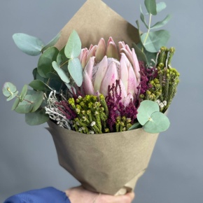 Букет "Капс" из протей и эвкалипта в Лосино-Петровском