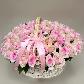 Композиция в корзине из 101 кенийской розы нежный микс (40 см) в Лосино-Петровском