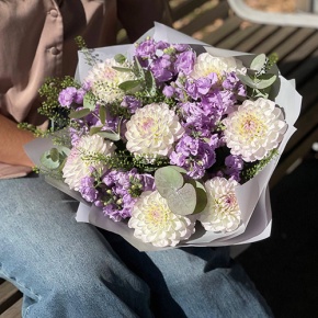 Букет "Совершенство" из георгин и ароматных маттиол в Лосино-Петровском