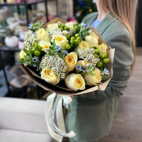Букет "Мичиган" из пионовидных роз Баттеркап, озатамнуса, оксипеталума и гиперикума в Лосино-Петровском