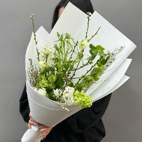 Белый букет с сиренью, ранункулюсами и тюльпанами в Лосино-Петровском