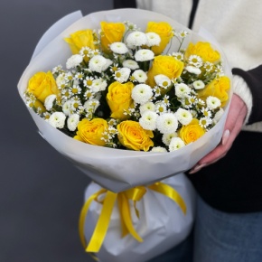Букет "Синди" из лимонных роз, ромашек и хризантем сантини в Лосино-Петровском