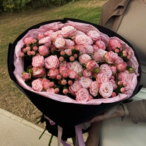 Букет из кустовых роз Бомбастик и гиперикума (50 см) в Лосино-Петровском