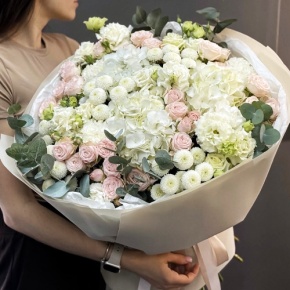 Букет "Пастелла" из кустовых пионовидных роз, Голландской Гортензии, эустомы, хризантемы Ньютон и эвкалипта в Лосино-Петровском