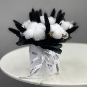 Композиция в шляпной коробке мини "Чикатуха" из хлопка и лагуруса в Лосино-Петровском