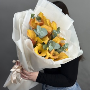 Букет из 17 оранжевых калл с эвкалиптом в Лосино-Петровском