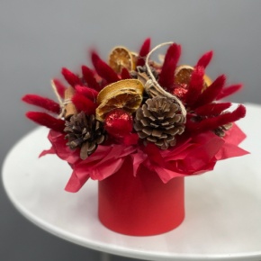 Композиция в шляпной коробке "Глинтвейн" из шишек, корицы и лагуруса в Лосино-Петровском