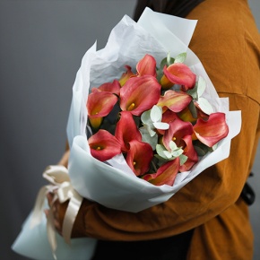 Букет из 17 нежных калл с эвкалиптом в Лосино-Петровском