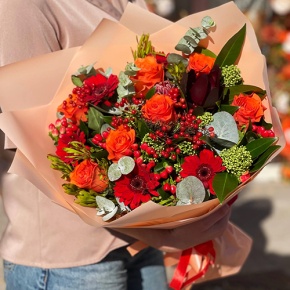 Букет "На заре" из роз, калины, скиммии, гиперикума, сафари, гербер и капса в Лосино-Петровском