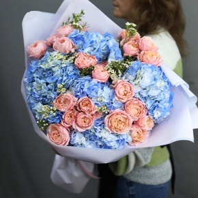 Букет "Тону в твоих глазах" из кустовых пионовидных роз Джульетта, хамелациума и гортензий в Лосино-Петровском