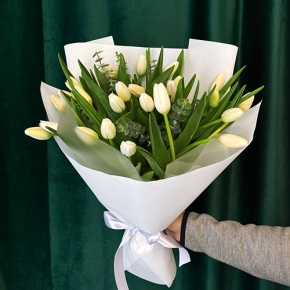 Букет белых тюльпанов с эвкалиптом в Лосино-Петровском