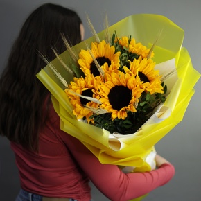 Букет с подсолнухами и колосками в Лосино-Петровском