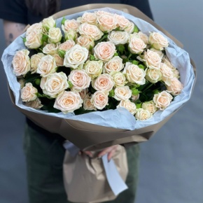 Нежный букет из 17 кремовых кустовых роз (60 см) в Лосино-Петровском