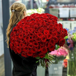 Букет 101 красная роза Ред Наоми (60 см) в Лосино-Петровском