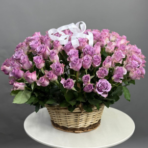 Композиция в корзине из 131 кенийской розы (40 см) в Лосино-Петровском