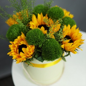 Композиция в шляпной коробке из подсолнухов и диантусов люкс в Лосино-Петровском