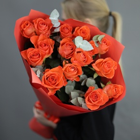 Букет из 15 морковных роз с эвкалиптом (70 см) в Лосино-Петровском